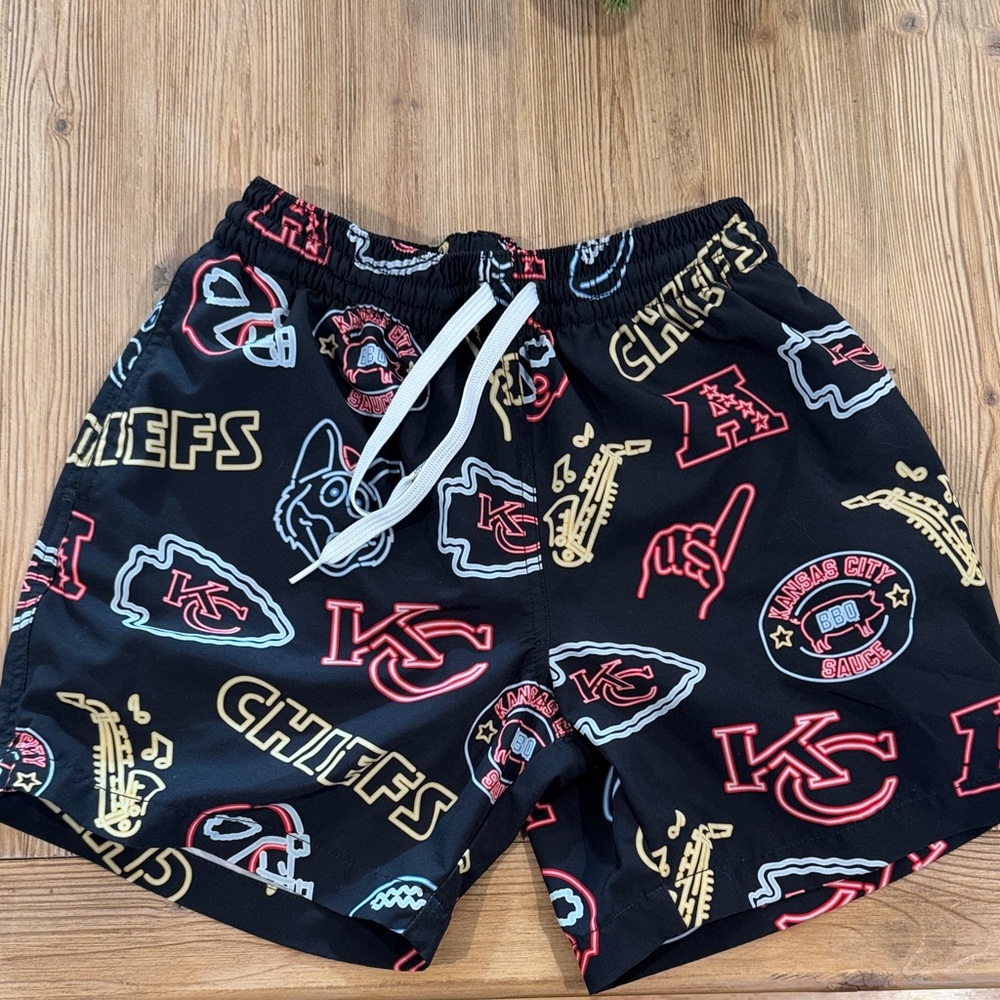 CHUBBIES KANSAS CITY CHIEFS MENS BLACK CLASSIC NEON 5.5IN LINED SWIM TRUNKS